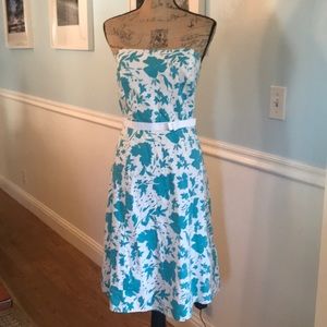 Sweetest sleeveless dress 👗 w zip down in back S7